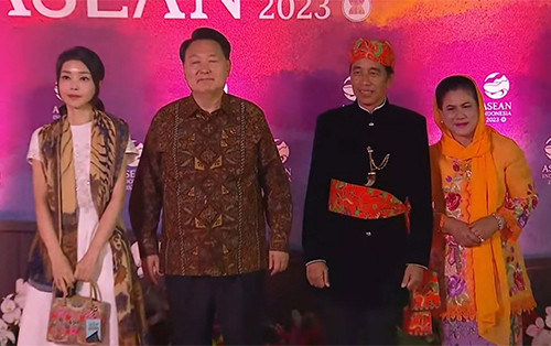 8 Potret Ibu Negara di Gala Dinner KTT ke-43 ASEAN, Cantik-Cantik Pakai Kain Batik