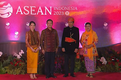 8 Potret Ibu Negara di Gala Dinner KTT ke-43 ASEAN, Cantik-Cantik Pakai Kain Batik