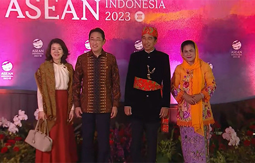 8 Potret Ibu Negara di Gala Dinner KTT ke-43 ASEAN, Cantik-Cantik Pakai Kain Batik