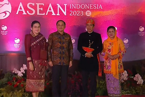 8 Potret Ibu Negara di Gala Dinner KTT ke-43 ASEAN, Cantik-Cantik Pakai Kain Batik