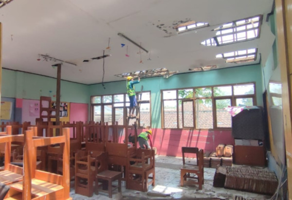 Brak! Atap SDN Gambir Bandung Ambruk, 4 Siswa Luka Ringan