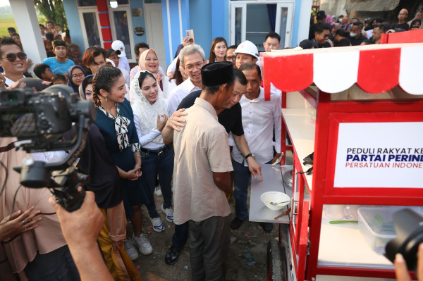 Penyanyi Desy Nike Ria Dampingi HT Bagikan Gerobak Perindo di Banten