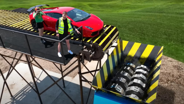 Youtuber Amerika Kembali Cabik-cabik Lamborghini Harga Rp3 Miliar dengan Mesin Penghancur