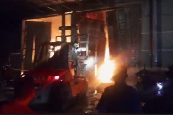Gudang Ban dan Oli Terbakar, Petugas Dobrak Pintu Pakai Alat Berat