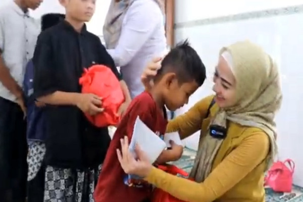 Datangi Warga Kediri, Bacaleg Perindo Venna Melinda Bagikan Sembako dan Sosialisasi KTA Berasuransi