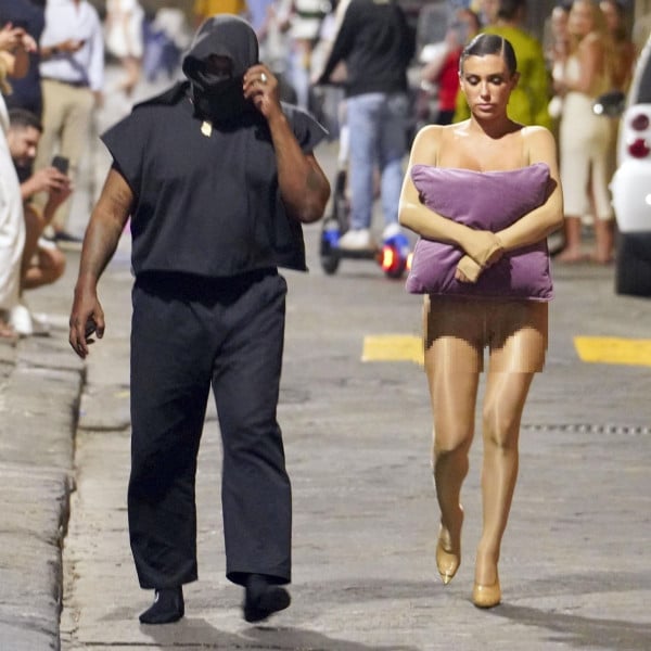 Geger Bianca Censori Istri Kanye West hanya Tutupi Tubuhnya Pakai Bantal saat Jalan-jalan