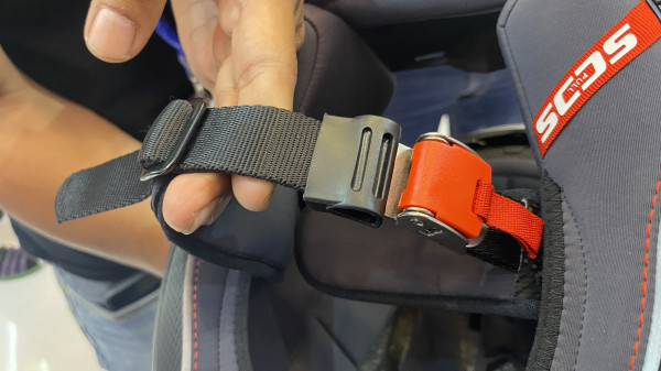 Perbedaan Jenis-jenis Penguncian Helm, Mulai Quick Release, Micro Lock, hingga Double D-ring
