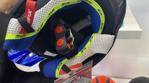 Perbedaan Jenis-jenis Penguncian Helm, Mulai Quick Release, Micro Lock, hingga Double D-ring