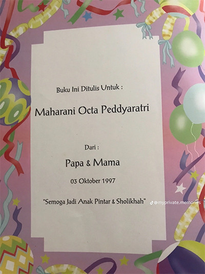 Wanita Ini Dibuatkan Buku Berisi Detail Perkembangan di Masa Kecil oleh Orang Tuanya, Netizen Salut