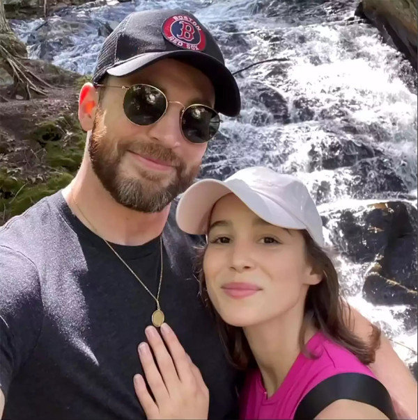 5 Fakta Alba Baptista, Istri Chris Evans yang Usianya Terpaut 16 Tahun