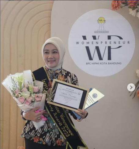 Jejak Pendidikan Atalia Praratya, Istri Ridwan Kamil Peraih Doktor Cumlaude di Unpad