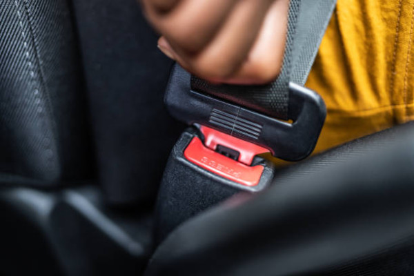 5 Tips Mengatasi Sabuk Pengaman Mobil Macet, Cepat dan Aman!