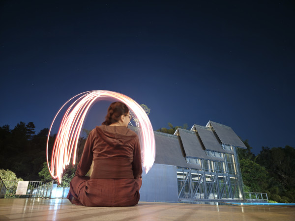 Cara Bikin Konten Low Light Menggunakan HP Lipat, Apa yang Beda?
