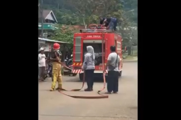 Konyol! Pompa Mobil Pemadam Kebakaran Macet, Petugas Terpaksa Lakukan Pemadaman Secara Manual