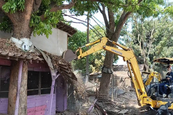 Jadi Tempat Prostitusi, Petugas Gabungan Ratakan Puluhan Warung Remang-remang