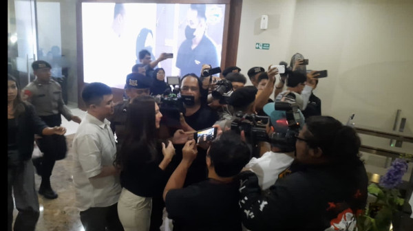 Foto-Foto Wulan Guritno Datangi Bareskrim, Penuh Senyum Hadapi Kasus Dugaan Promosi Judi Online