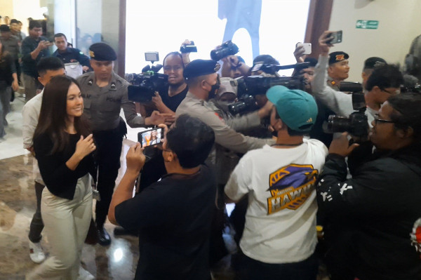 Foto-Foto Wulan Guritno Datangi Bareskrim, Penuh Senyum Hadapi Kasus Dugaan Promosi Judi Online