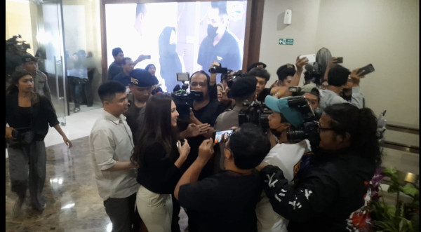 Foto-Foto Wulan Guritno Datangi Bareskrim, Penuh Senyum Hadapi Kasus Dugaan Promosi Judi Online