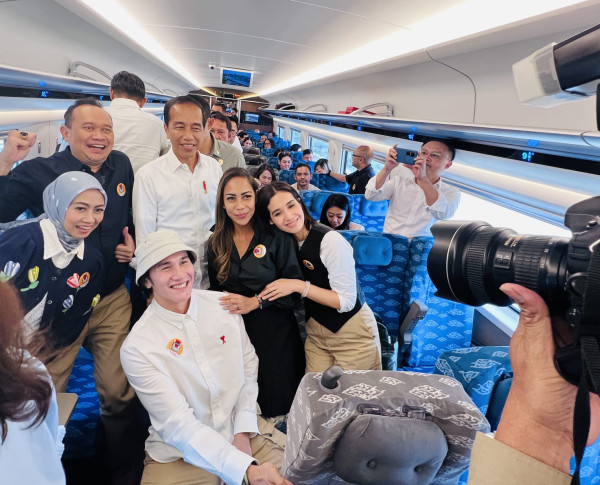 Kesan Vino Bastian hingga Raffi Ahmad Jajal Kereta Cepat Jakarta-Bandung Bareng Jokowi