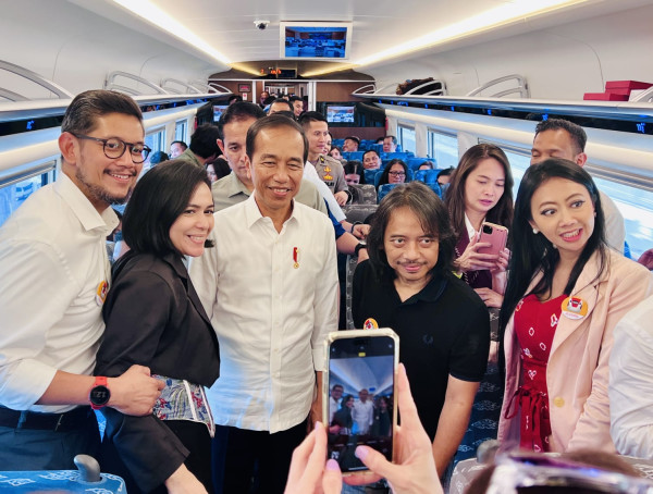 Kesan Vino Bastian hingga Raffi Ahmad Jajal Kereta Cepat Jakarta-Bandung Bareng Jokowi