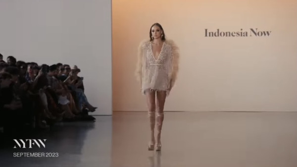 3 Potret Karya Ivan Gunawan di New York Fashion Week 2023, Terinspirasi Kerajaan Majapahit