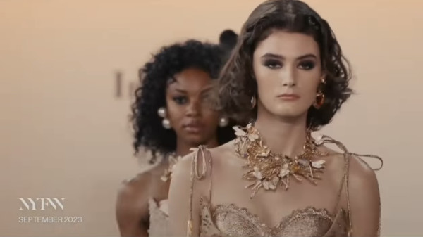 3 Potret Karya Ivan Gunawan di New York Fashion Week 2023, Terinspirasi Kerajaan Majapahit