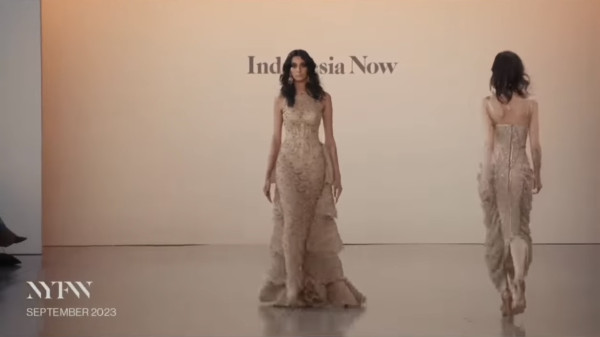 3 Potret Karya Ivan Gunawan di New York Fashion Week 2023, Terinspirasi Kerajaan Majapahit