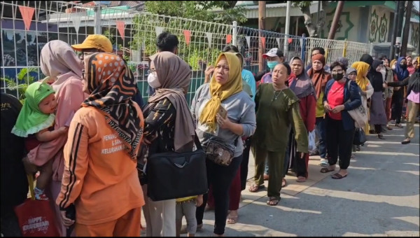 Demi Sembako Murah KJP Plus, Ribuan Warga di Cilincing Membeludak Antre Panjang sejak Dini Hari
