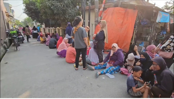 Demi Sembako Murah KJP Plus, Ribuan Warga di Cilincing Membeludak Antre Panjang sejak Dini Hari