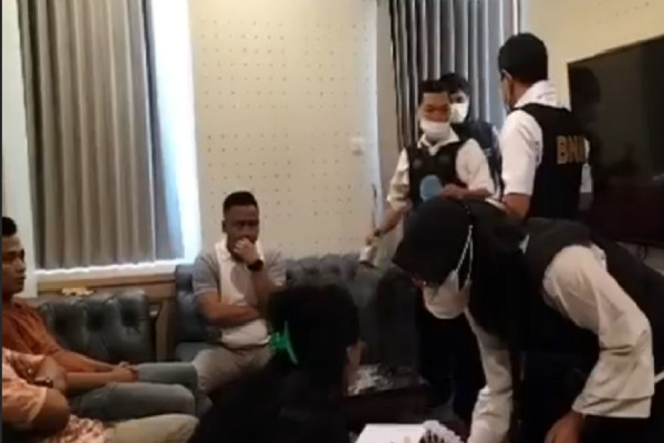 Gerebek Hotel Berbintang, BNN Surabaya Tangkap 12 Orang saat Pesta Sabu