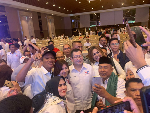 Pimpin Konsolidasi di Batam, Ketua Umum Perindo Hary Tanoesoedibjo Jadi Rebutan Swafoto