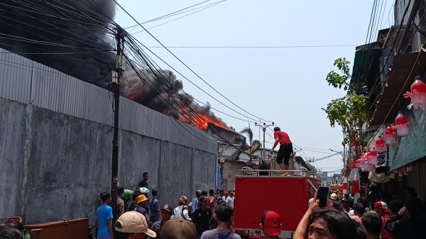 Hampir 5 Jam, Pemadam Berhasil Memblokir Api di Pabrik Sendal Kapuk Muara