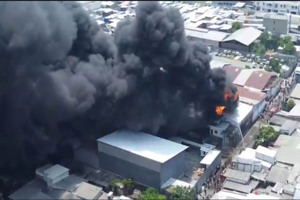 Pabrik Sendal di Kapuk Muara Terbakar, Warga: Ada 4 Kali Ledakan