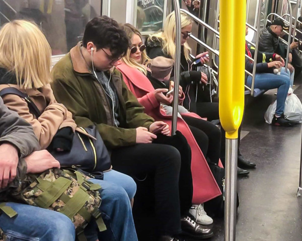 7 Artis Hollywood Ini Sering Naik Transportasi Umum, Rihanna Tak Gengsi Gunakan Kereta Bawah Tanah