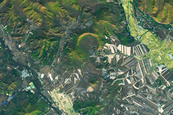 Dihantam Benda Luar Angkasa, Gunung Ini Punya 2 Puncak dan Kawah Unik