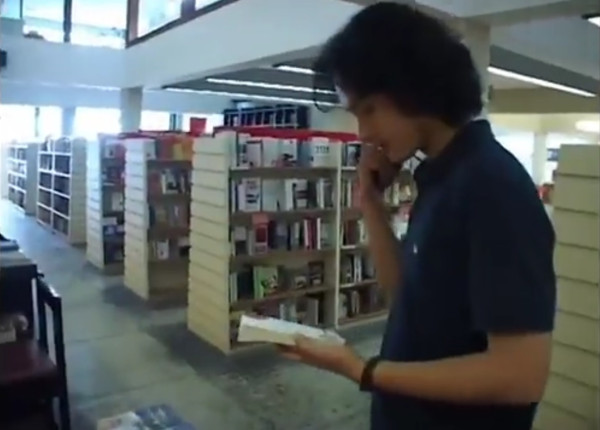 Viral Video Lawas Nicholas Saputra Nongkrong di Toko Buku, Ganteng dengan Rambut Keriting