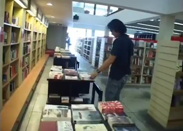 Viral Video Lawas Nicholas Saputra Nongkrong di Toko Buku, Ganteng dengan Rambut Keriting