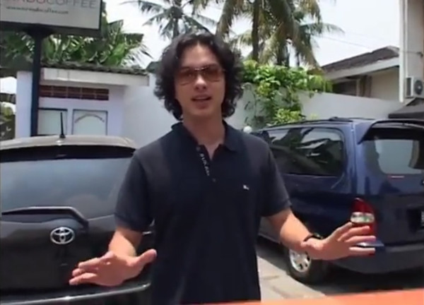 Viral Video Lawas Nicholas Saputra Nongkrong di Toko Buku, Ganteng dengan Rambut Keriting