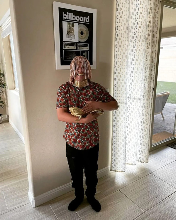 Edan! Rapper Dan Sur Tanam Rantai Emas di Kulit Kepala Gantikan Rambut