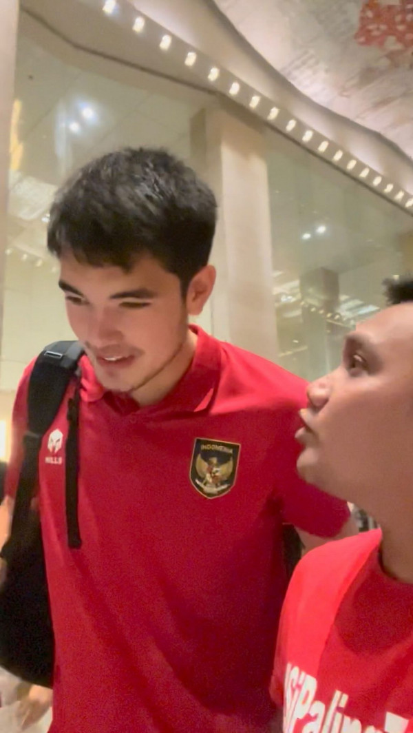 Wajah Polos Elkan Baggott saat Penggemar Pinjam Uang Rp100.000