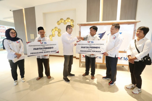 Momen HT Serahkan Bantuan Gerobak Perindo di Jambi