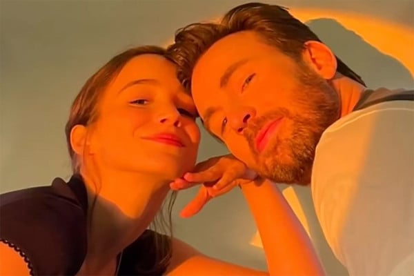 7 Artis Hollywood Pilih Menikah di Rumah, Terbaru Chris Evans dan Alba Baptista