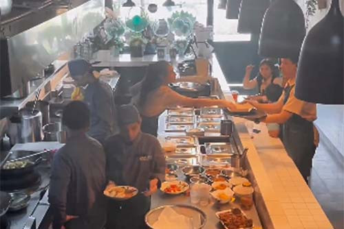 Pekerjakan Lansia, Kafe Ini Bikin Suasana Seperti di Rumah Nenek