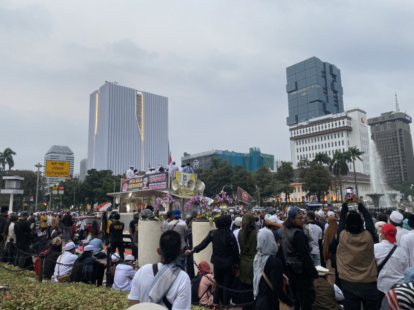 Demo Bela Rempang di Patung Kuda Masih Berlangsung, Massa Nyalakan Flare