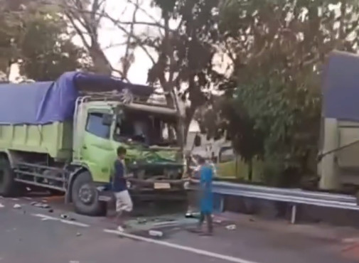 Ngeri! Tabrakan Truk Beruntun di Tol Cakung, Bodi Ringsek dan Peti Kemas Lepas
