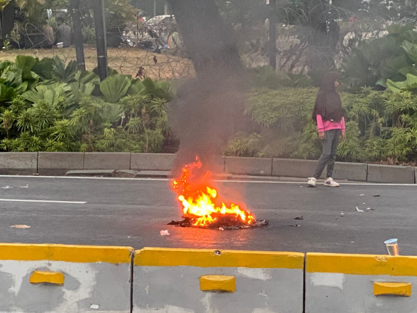 Demo Bela Rempang di Patung Kuda Masih Berlangsung, Massa Nyalakan Flare