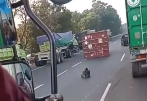 Ngeri! Tabrakan Truk Beruntun di Tol Cakung, Bodi Ringsek dan Peti Kemas Lepas