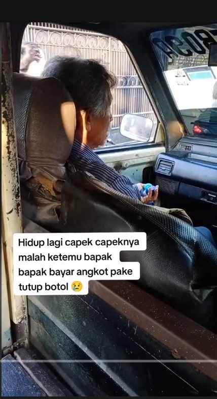 Viral! Pria Ini Bayar Ongkos Angkot Pakai Tutup Botol, Sikap sang Sopir Bikin Kagum