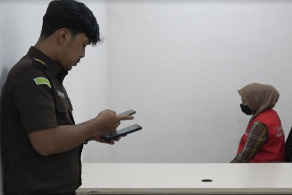 Dramatis! Tim Kejari Dihadang Preman saat Buronan Tersangka Korupsi Sembunyi di Plafon Rumah