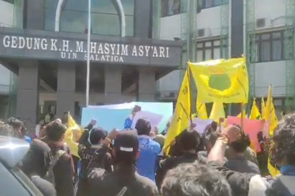 Dosen UIN Salatiga Diduga Cabuli Mahasiswi, Ratusan Mahasiswa Geruduk Rektor
